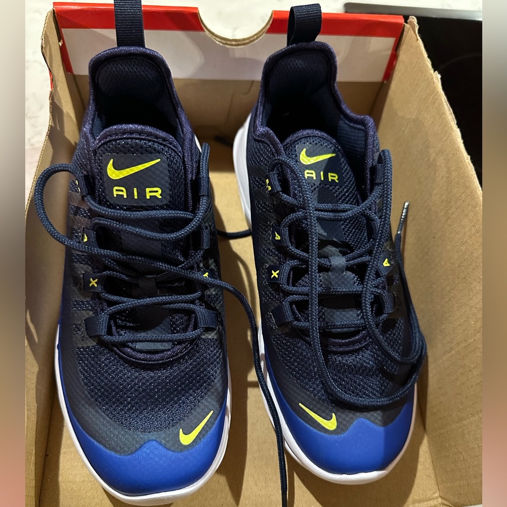 Nike air max axis kids size 1Y new in box